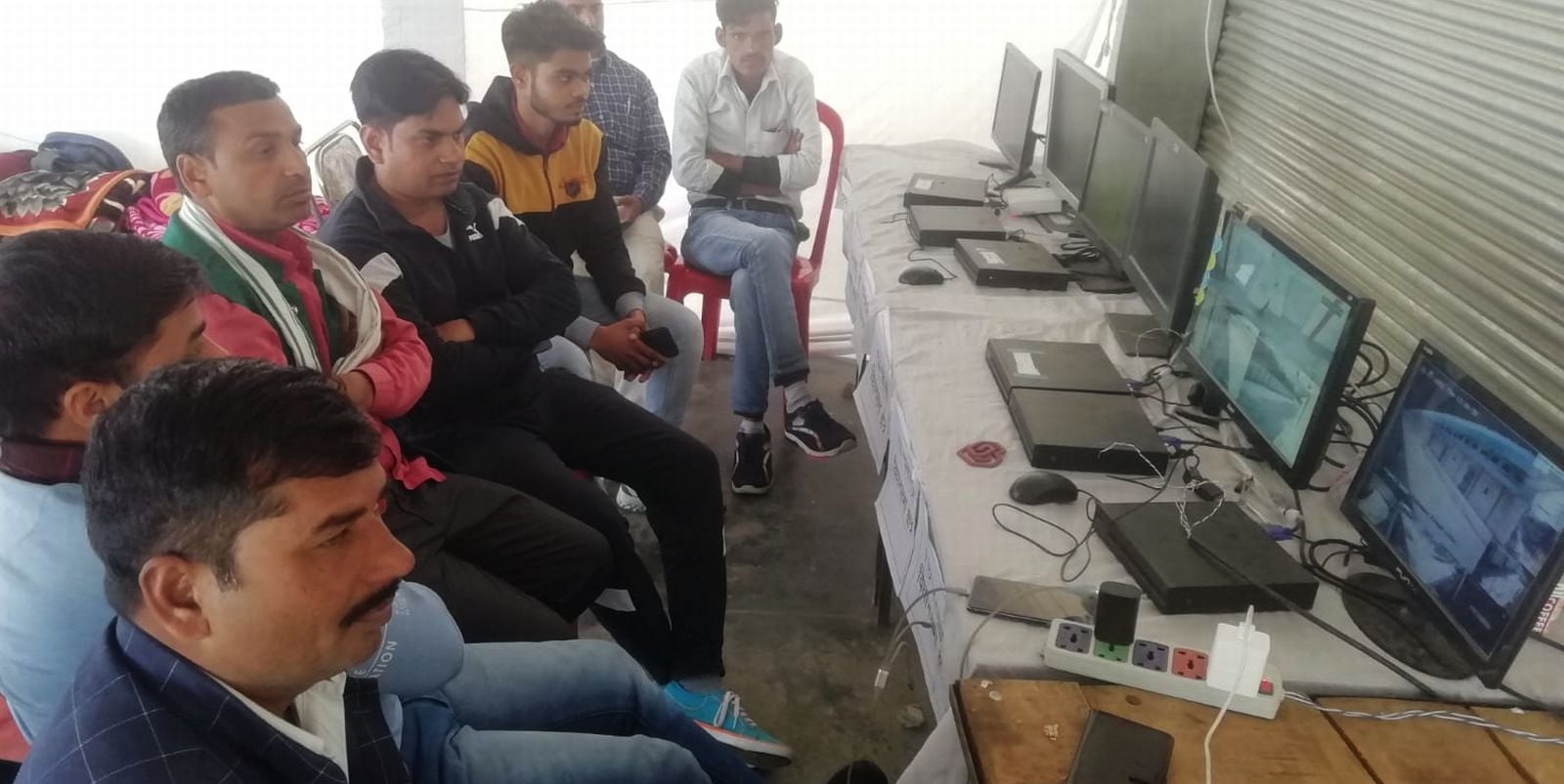 मंडी समिति में बने स्ट्रांग रूम को सीसीटीवी कैमरे के माध्यम से देखते प्रत्याशी के एजेंट। संवाद मंडी समिति में बने स्ट्रांग रूम को सीसीटीवी कैमरे के माध्यम से देखते प्रत्याशी के एजेंट। संवाद