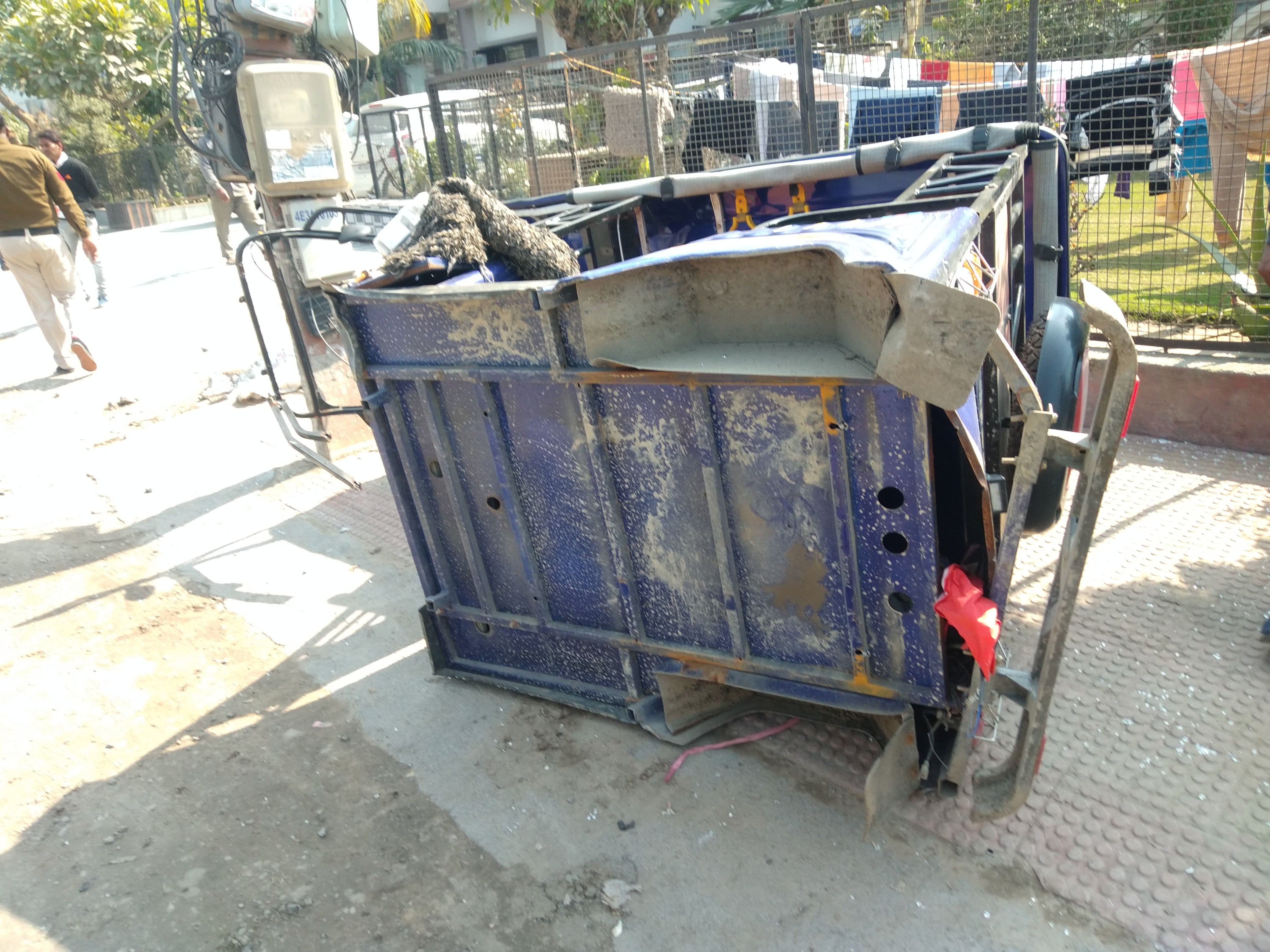 हादसे के बाद मौके पर टूटी पड़ी ई रिक्शा