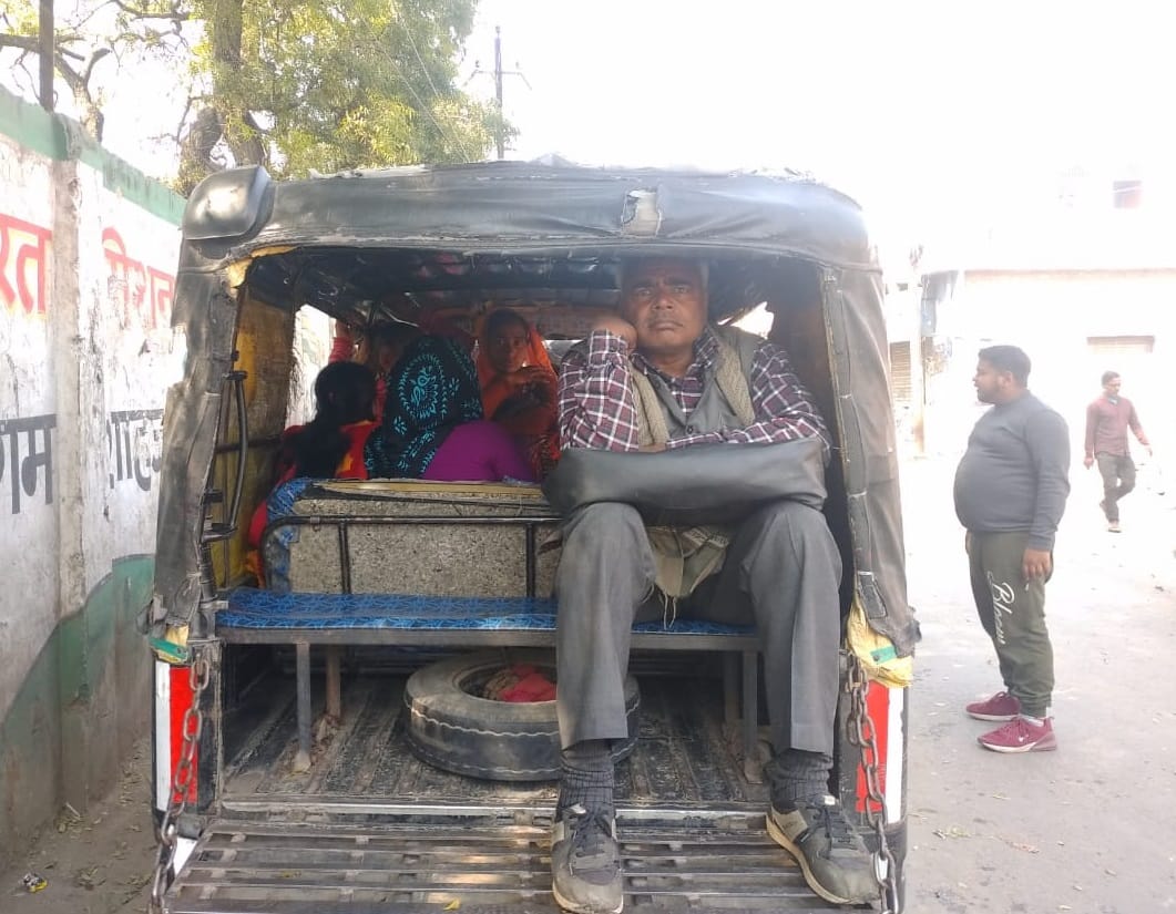 शाहजहांपुर में रोडवेज बस न मिलने के कारण टैंपो में बैठे लोग
