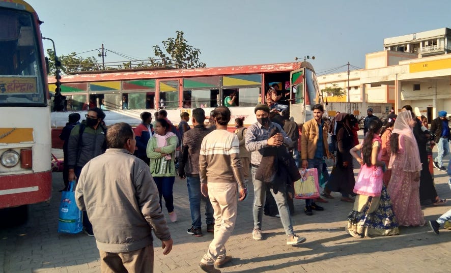 नजीबाबाद में रोडवेज बसों की प्रतीक्षा करते यात्री।