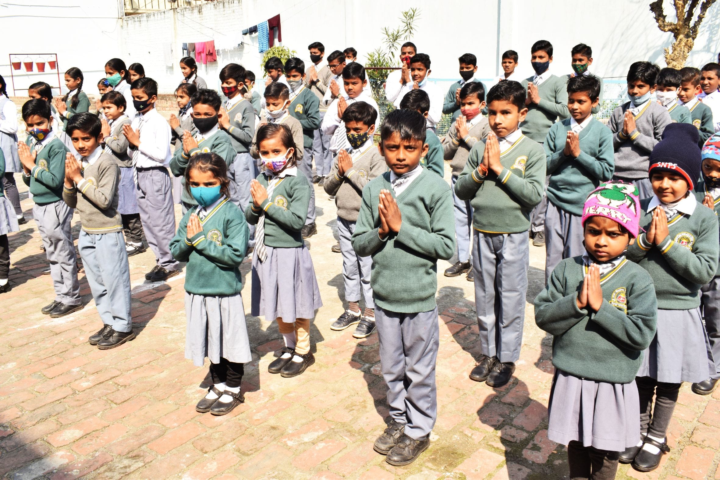 शाहजहांपुर के बाबा विश्वनाथ स्कूल में सुबह की प्रार्थना करते बच्चे । संवाद शाहजहांपुर के बाबा विश्वनाथ स्कूल में सुबह की प्रार्थना करते बच्चे । संवाद