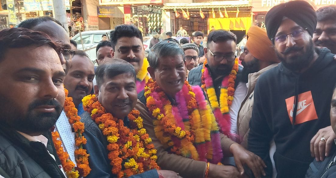गदरपुर में पूर्व सीएम हरीश रावत का स्वागत करते कांग्रेस कार्यकर्ता। गदरपुर में पूर्व सीएम हरीश रावत का स्वागत करते कांग्रेस कार्यकर्ता।