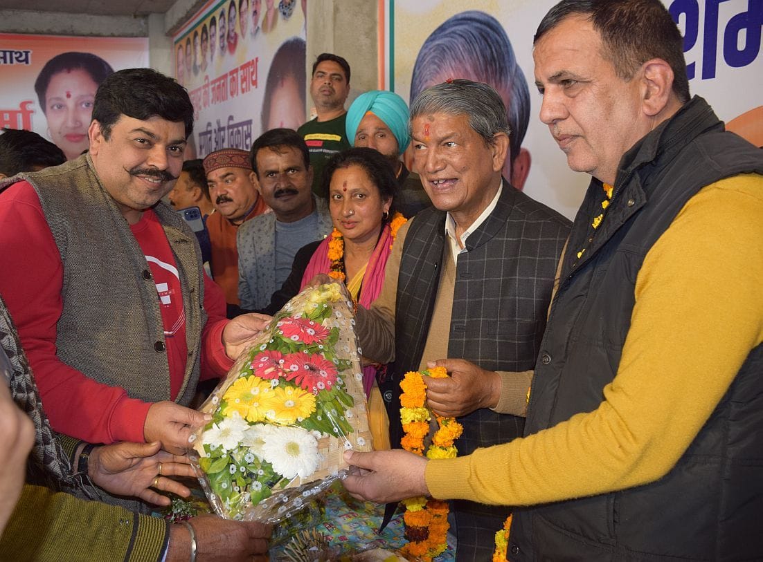 रुद्रपुर में वरिष्ठ कांग्रेस नेता व पूर्व सीएम हरीश रावत का स्वागत करते कार्यकर्ता। रुद्रपुर में वरिष्ठ कांग्रेस नेता व पूर्व सीएम हरीश रावत का स्वागत करते कार्यकर्ता।