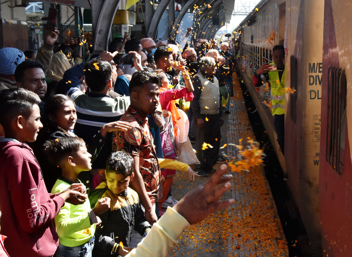 सहारनपुर रेलवे स्टेशन पर विशेष ट्रेन से  सहारनपुर श्री श्री 108 संत निरंजन दास जी महाराज पहुंचने पर