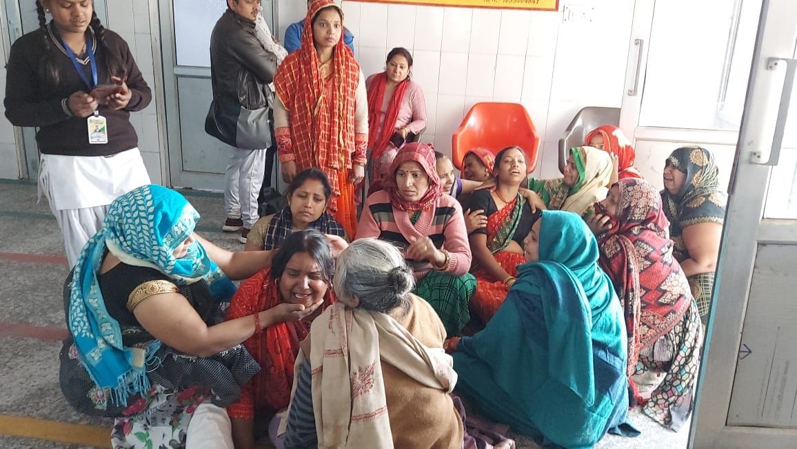 जिला अस्पताल में रोते बिलखते मृतकों के परिजन जिला अस्पताल में रोते बिलखते मृतकों के परिजन