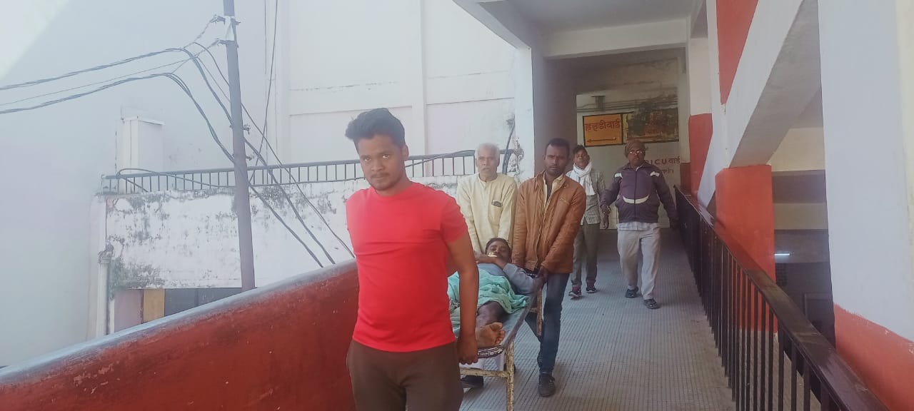 जिला अस्पताल के नए भवन में मरीज स्ट्रेचर पर इलाज के लिए ले जाते परिजन। जिला अस्पताल के नए भवन में मरीज स्ट्रेचर पर इलाज के लिए ले जाते परिजन।