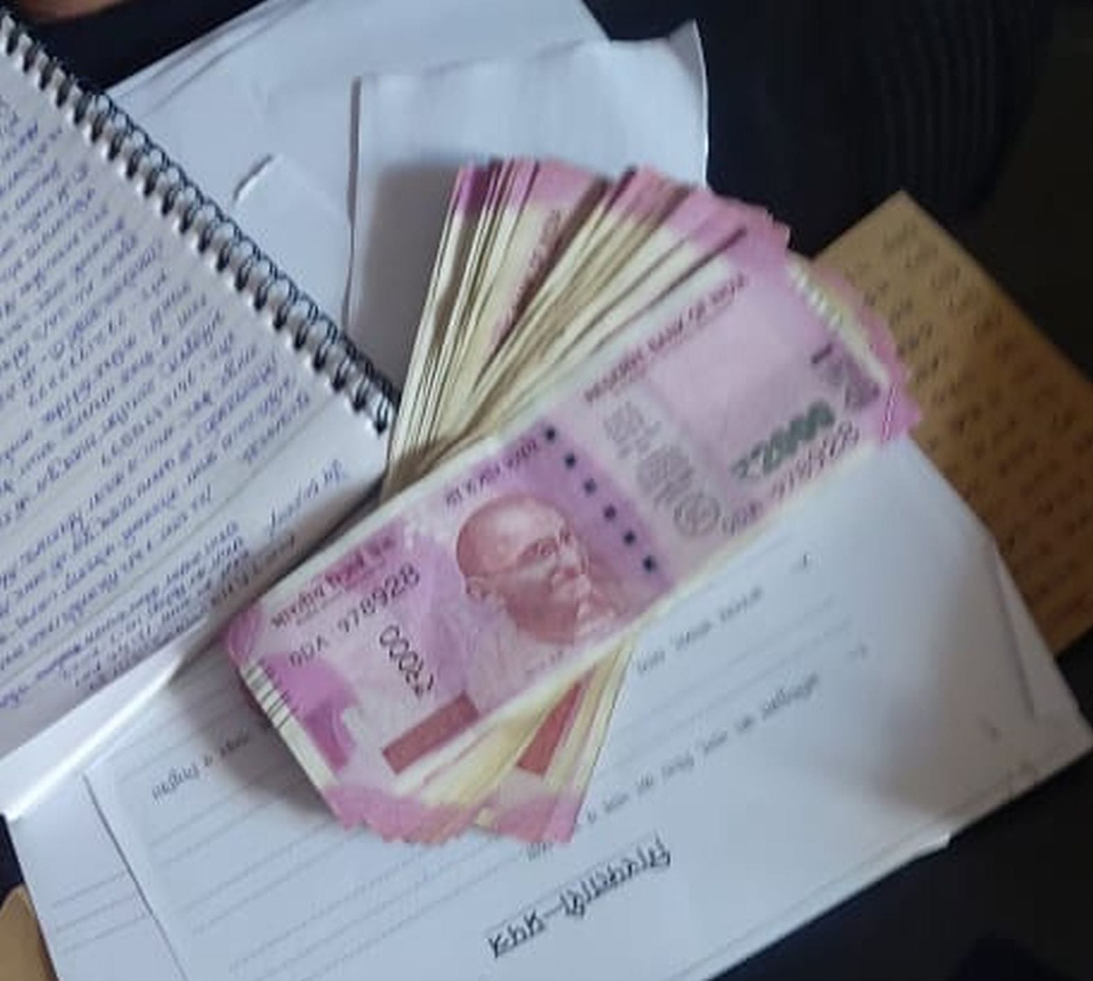 लिपिक रजनीश यादव से बरामद हुए मेज पर रखे रुपये। संवाद लिपिक रजनीश यादव से बरामद हुए मेज पर रखे रुपये। संवाद