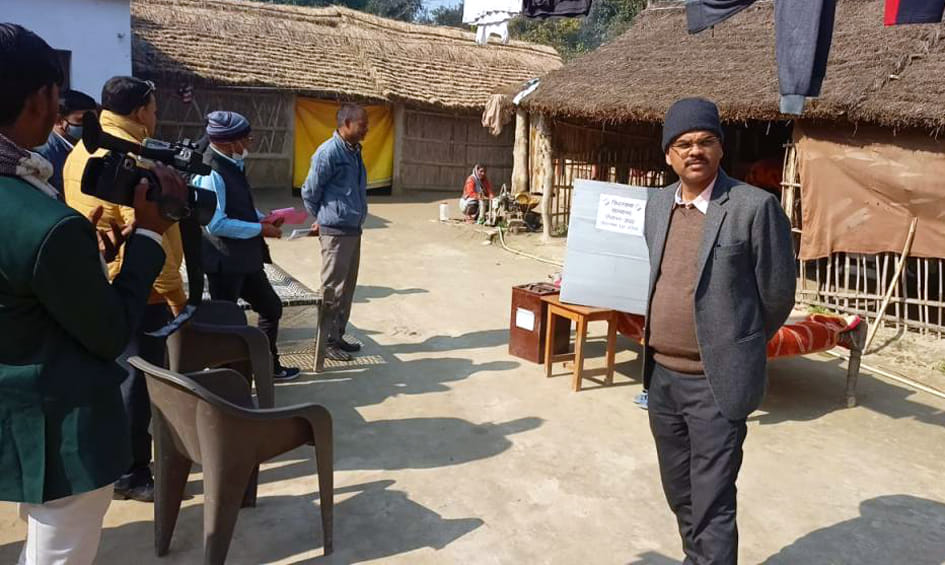 पलिया के मझगईं में मतदान कराने के लिए पहुंचे तहसीलदार व टीम।