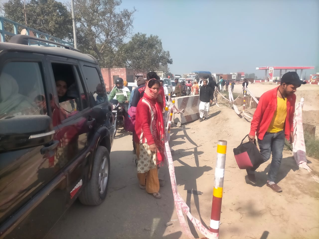 कैराना में हरियाणा सीमा यमुना पुल पर जाम के कारण पैदल आते मुसाफिर। कैराना में हरियाणा सीमा यमुना पुल पर जाम के कारण पैदल आते मुसाफिर।