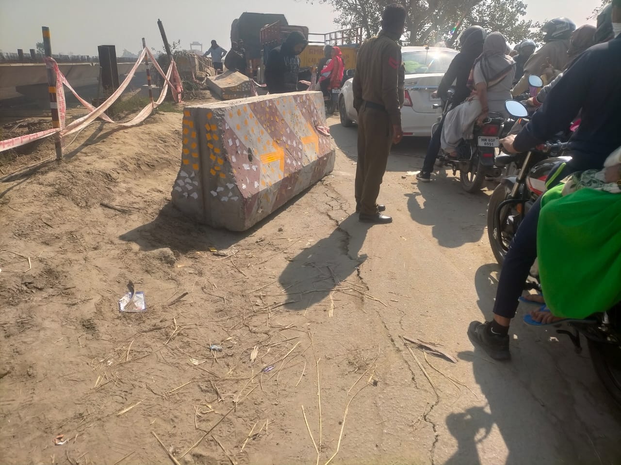 कैराना में यमुना पुल को हरियाणा से जोड़ने वाली सड़क धंसी। कैराना में यमुना पुल को हरियाणा से जोड़ने वाली सड़क धंसी।