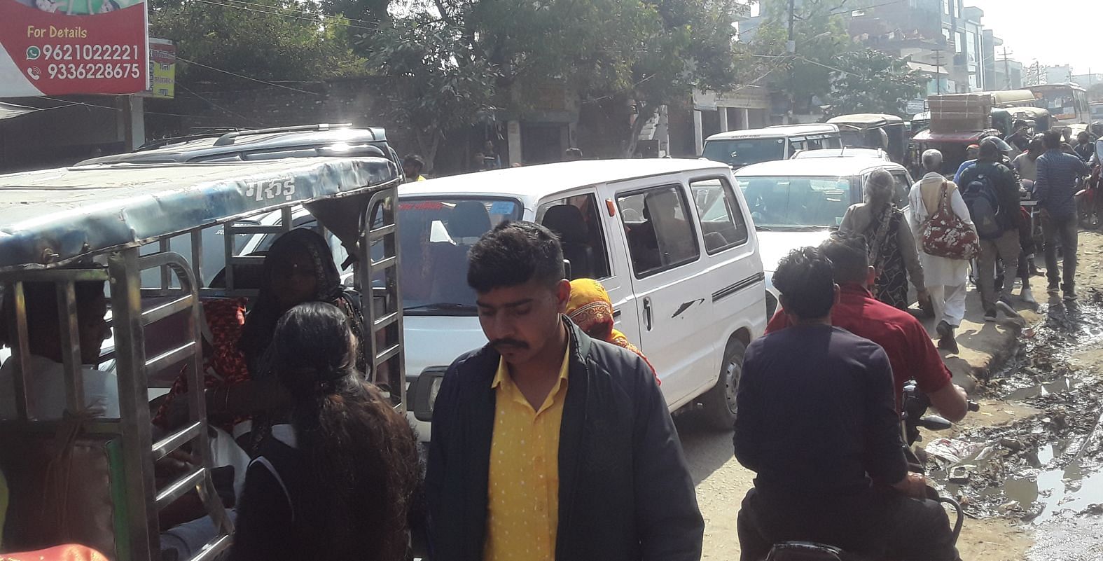 शहर के ठंडी सड़क पर लगा जाम। संवाद