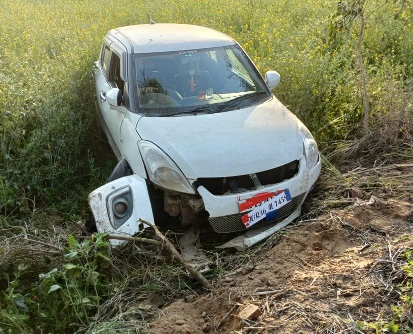 खेत में उतरी नकली नंबर लगाने वाली गाड़ी। संवाद खेत में उतरी नकली नंबर लगाने वाली गाड़ी। संवाद