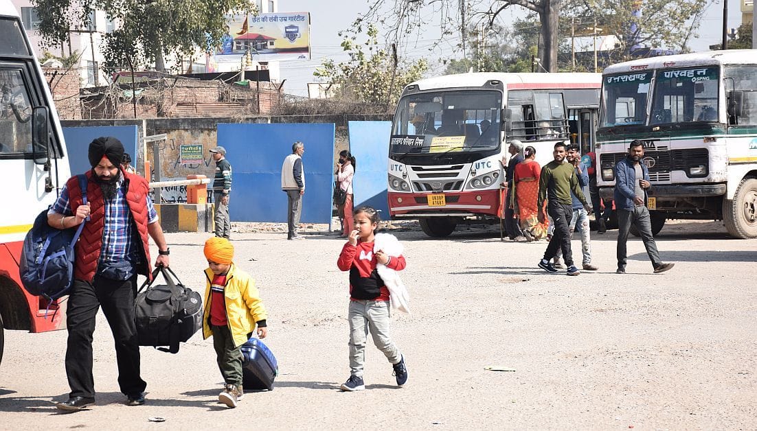 रुद्रपुर रोडवेज स्टेशन परिसर में मौजूद यात्री।