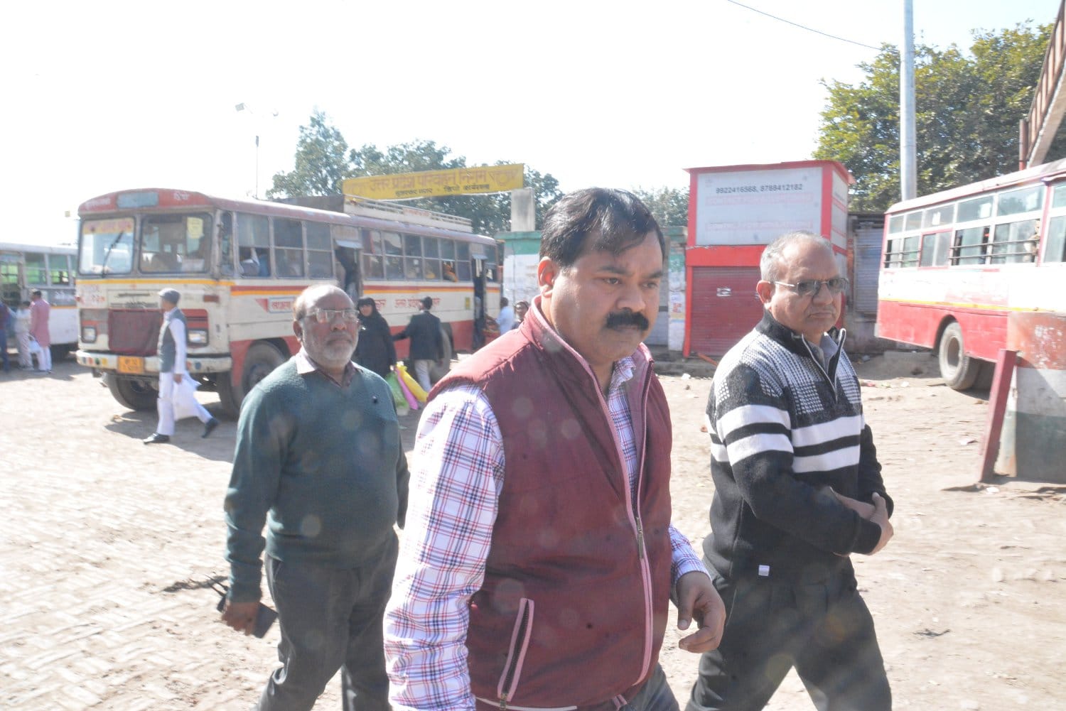 मुजफ्फरनगर नगर में रोडवेज बसों का निरीक्षण करते रोडवेज के क्षेत्रीय प्रबन्धक । मुजफ्फरनगर नगर में रोडवेज बसों का निरीक्षण करते रोडवेज के क्षेत्रीय प्रबन्धक ।