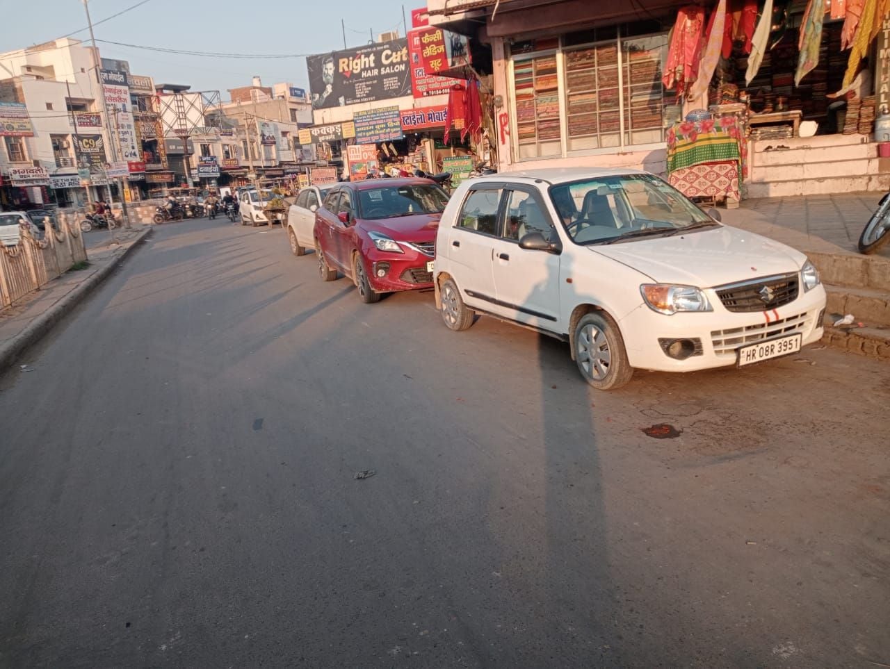 फतेहाबाद के पालिका बाजार में सड़क पर खड़ी गाड़ियां।