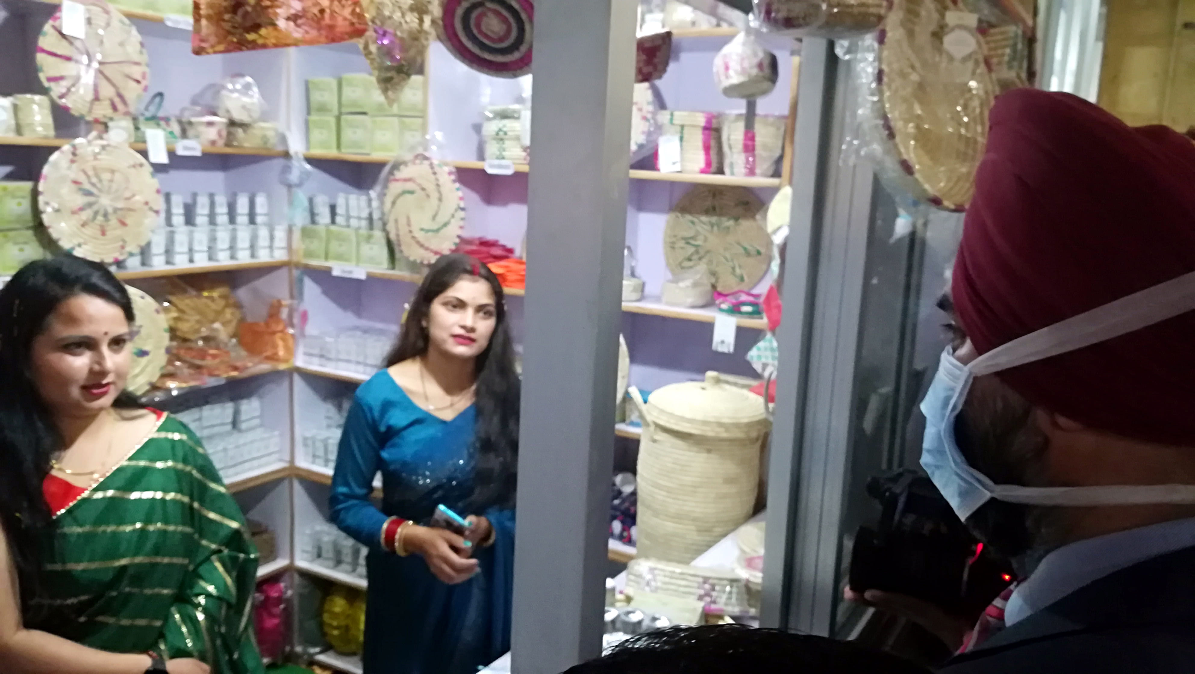 जिला आयूक्त् डुग्गरधानी का उदघाटन करते हुए व हाथों से वने सामान की जानकारी हासिल करते हुए