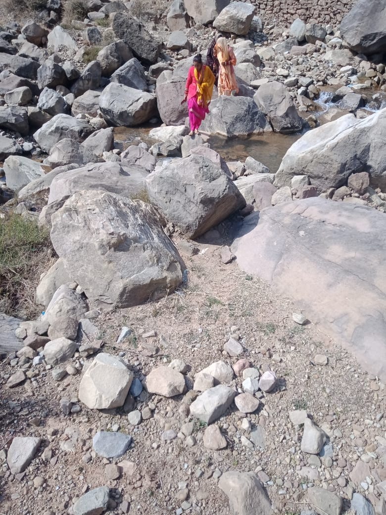 नाले से गुजरते लोग:- संवाद नाले से गुजरते लोग:- संवाद