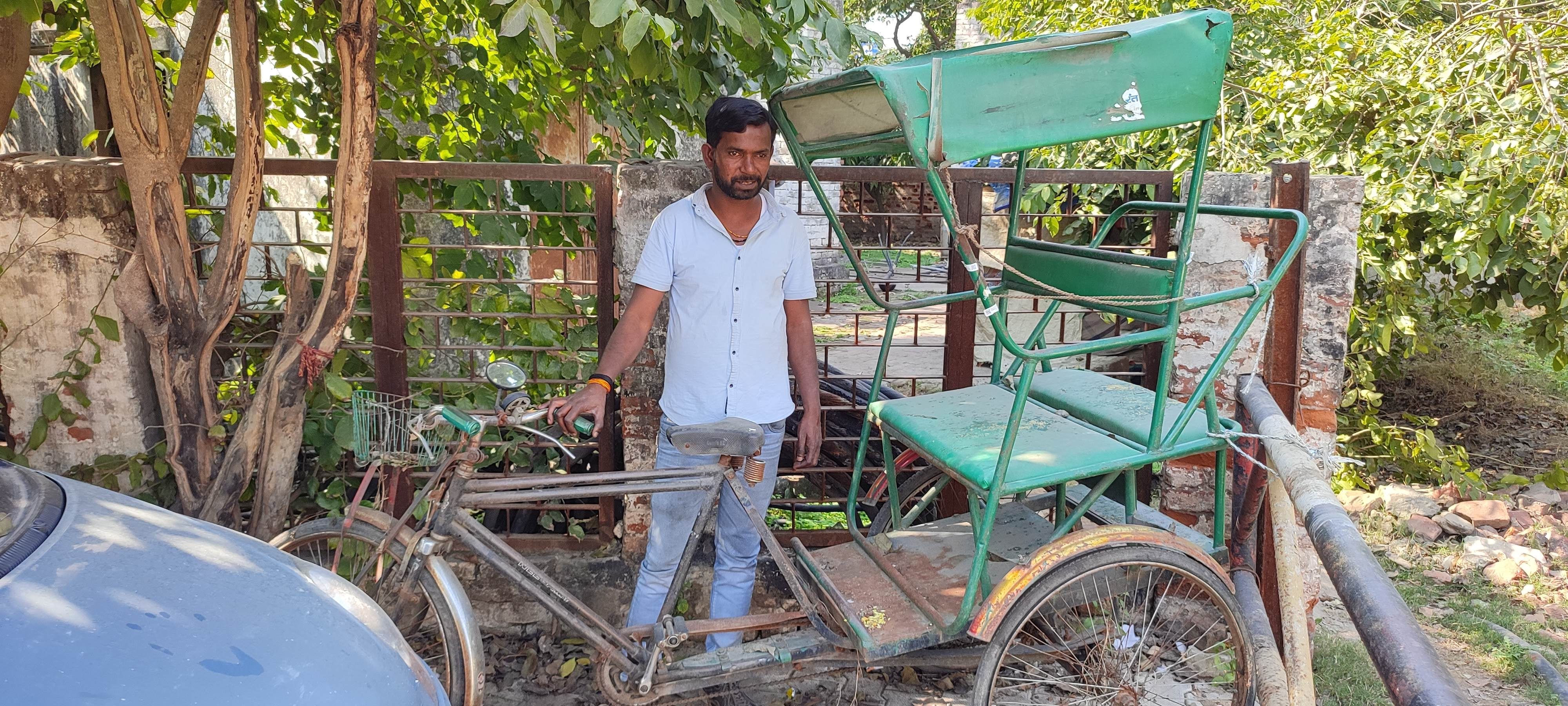रेलवे की पार्किंग में खड़ा रिक्शा। रेलवे की पार्किंग में खड़ा रिक्शा।