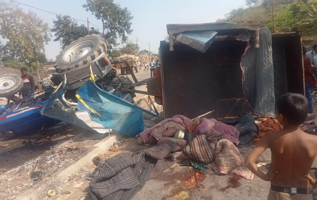 हादसे में दुर्घटनाग्रस्त ट्रैक्टर-ट्राली। हादसे में दुर्घटनाग्रस्त ट्रैक्टर-ट्राली।