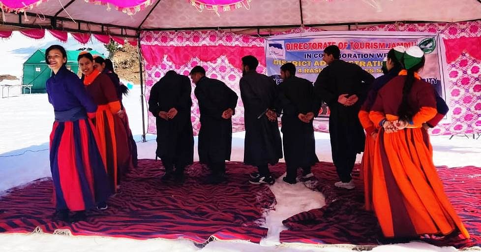 उधमपुर : भदरवा में विंटर कार्निवल मेले का रिबन काटकर उद्घाटन करते अधिकारी. तथा अपनी प्रस्तुति देत