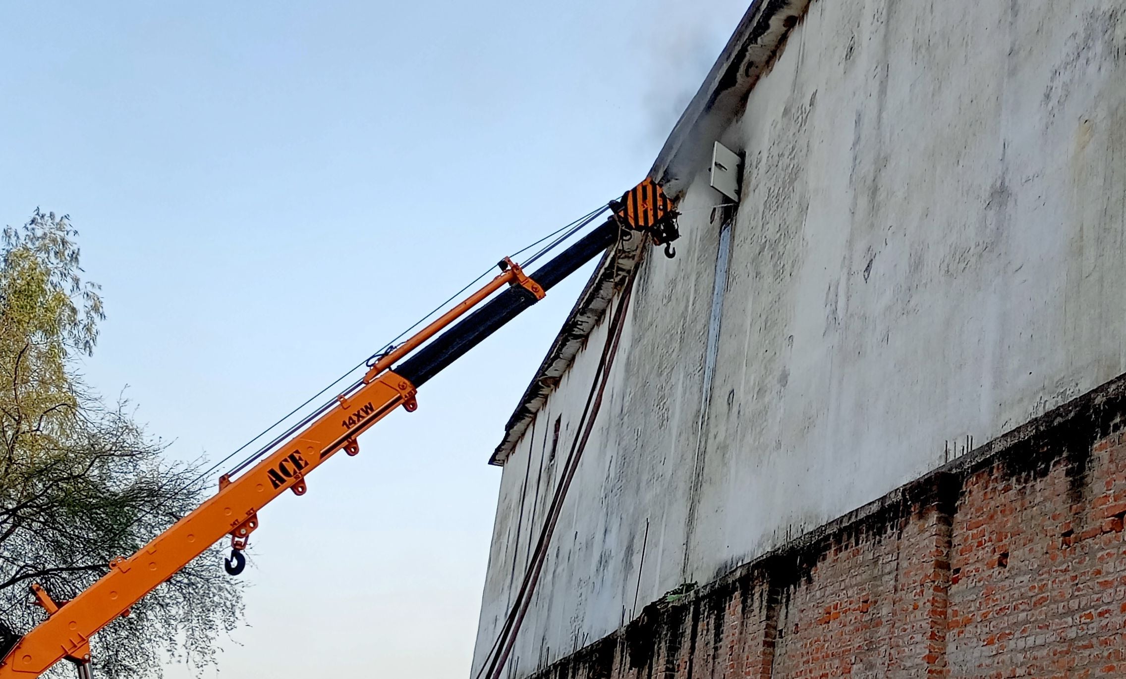 क्रेन के माध्यम से आग बुझाते दमकल कर्मी। संवाद क्रेन के माध्यम से आग बुझाते दमकल कर्मी। संवाद