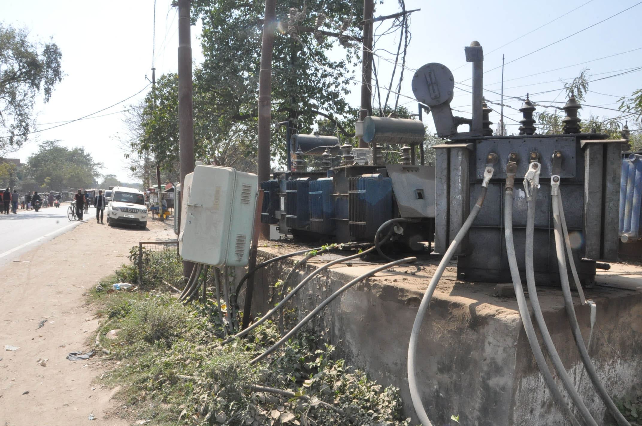 नगर के ब्रह्मस्थान पर दुर्घटना को आमंत्रण देता खुले में रखा ट्रांसफार्मर।संवाद नगर के ब्रह्मस्थान पर दुर्घटना को आमंत्रण देता खुले में रखा ट्रांसफार्मर।संवाद