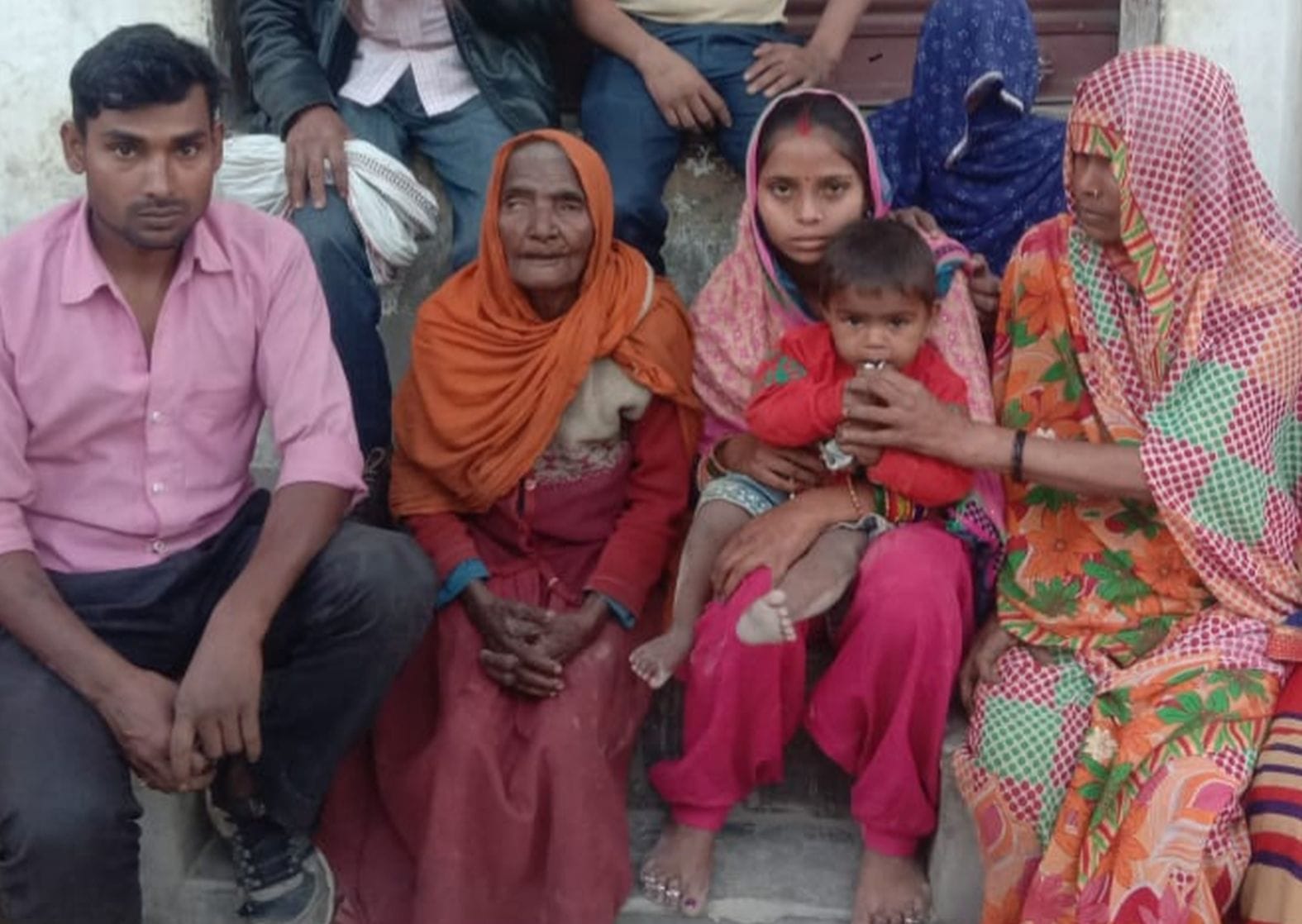 मगीन बैठे मीना के परिजन। संवाद मगीन बैठे मीना के परिजन। संवाद