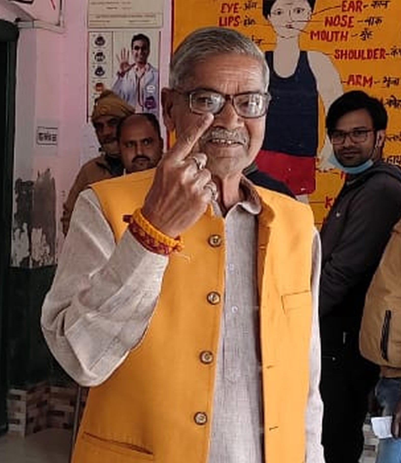 गांव बरझाला में वोट डालने का निशान दिखाते विधायक अमर सिंह खटिक। संवाद