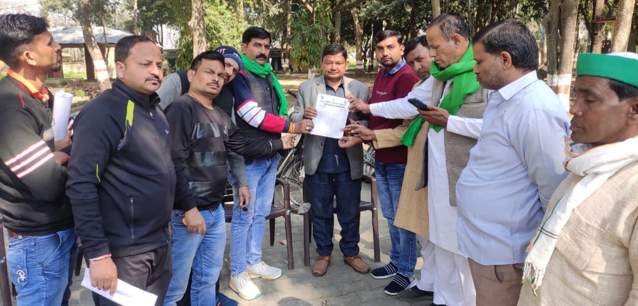 पुरकाजी बीडीओ को ज्ञापन देते भाकियू के लोग पुरकाजी बीडीओ को ज्ञापन देते भाकियू के लोग