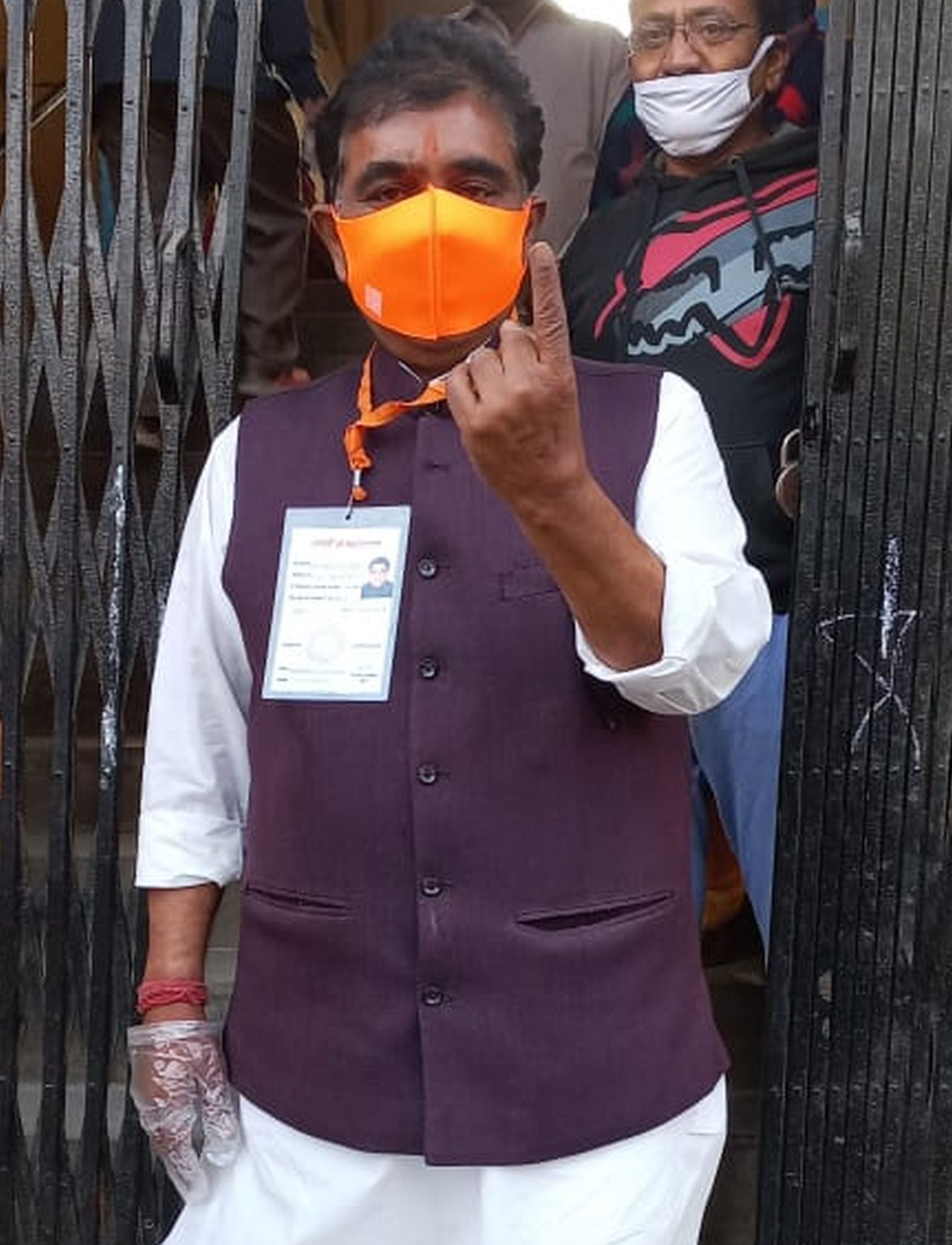 शहर के कनौडिया इंटर कॉलेज मतदान केंद्र पर वोट डालने के बाद निशान दिखाते सदरसीट भाजपा प्रत्याशी व? शहर के कनौडिया इंटर कॉलेज मतदान केंद्र पर वोट डालने के बाद निशान दिखाते सदरसीट भाजपा प्रत्याशी व?