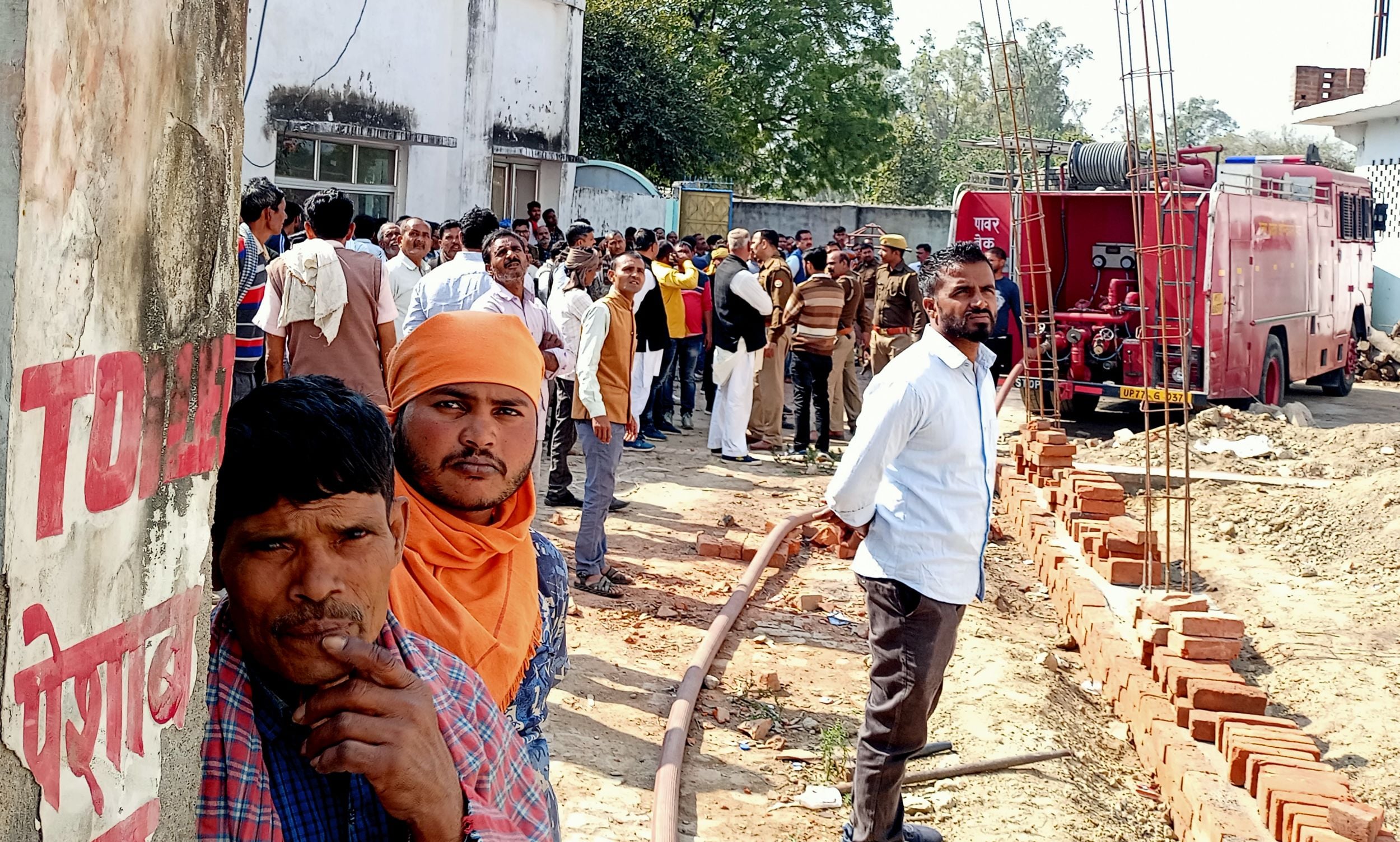 गोधरौली कोल्ड स्टोर में आग लगने की जानकारी के बाद लगी भीड़। संवाद गोधरौली कोल्ड स्टोर में आग लगने की जानकारी के बाद लगी भीड़। संवाद