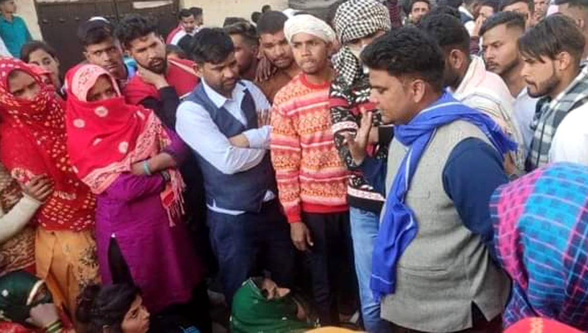 ग्राम सतपुरा में शोभायात्रा निकलने के मामले में महिलाओ से वार्ता करते आजाद समाज पार्टी के पदाधि?