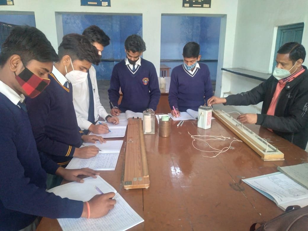 काशीपुर के उदयराज हिन्दू इंटर कॉलेज में भौतिक विज्ञान का प्रैक्टीकल कराते शिक्षक काशीपुर के उदयराज हिन्दू इंटर कॉलेज में भौतिक विज्ञान का प्रैक्टीकल कराते शिक्षक
