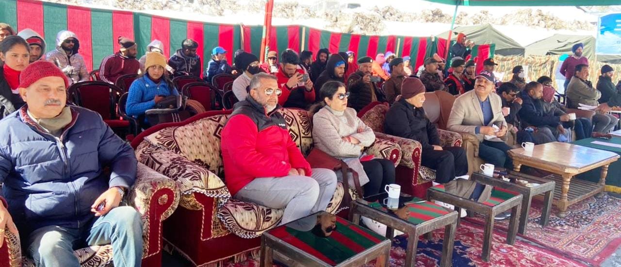 उधमपुर: भदरवा मैं विंटर कार्निवल में स्कीपिंग करते पर्यटक बैठे अधिकारी. उधमपुर: भदरवा मैं विंटर कार्निवल में स्कीपिंग करते पर्यटक बैठे अधिकारी.