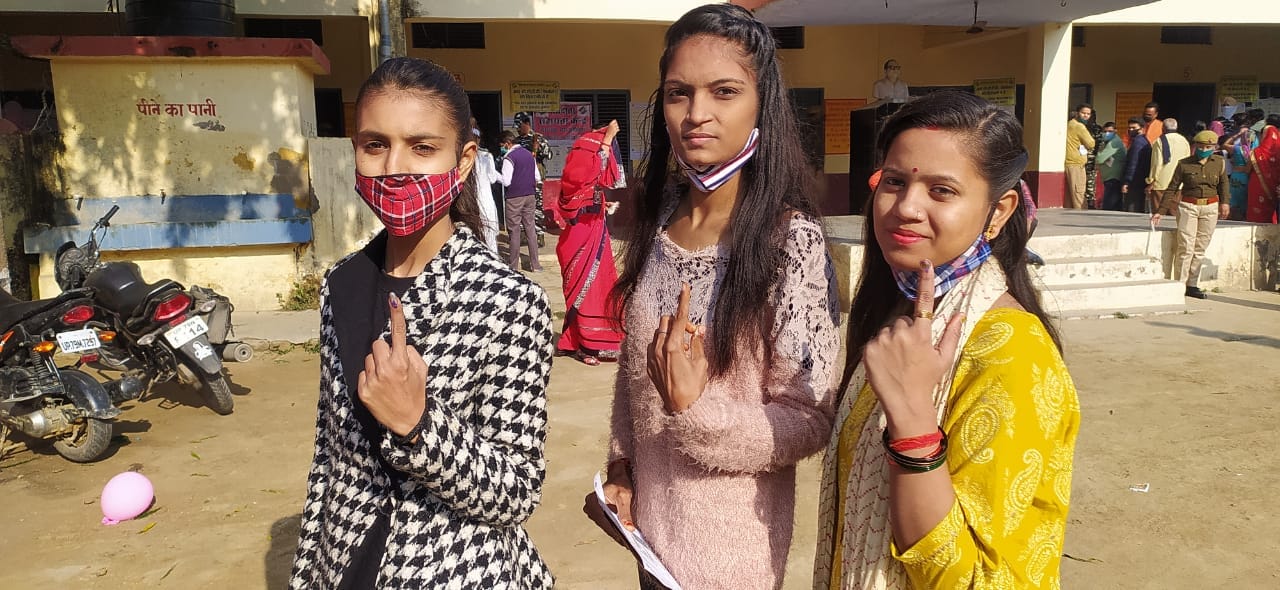फोटो 20 एयूआरपी -35 - गोपाल इंटर कालेज के बूथ नंबर पांच पर पहली बार मतदान करती आयुषी, कृति व वैष्णवी। स? फोटो 20 एयूआरपी -35 - गोपाल इंटर कालेज के बूथ नंबर पांच पर पहली बार मतदान करती आयुषी, कृति व वैष्णवी। स?