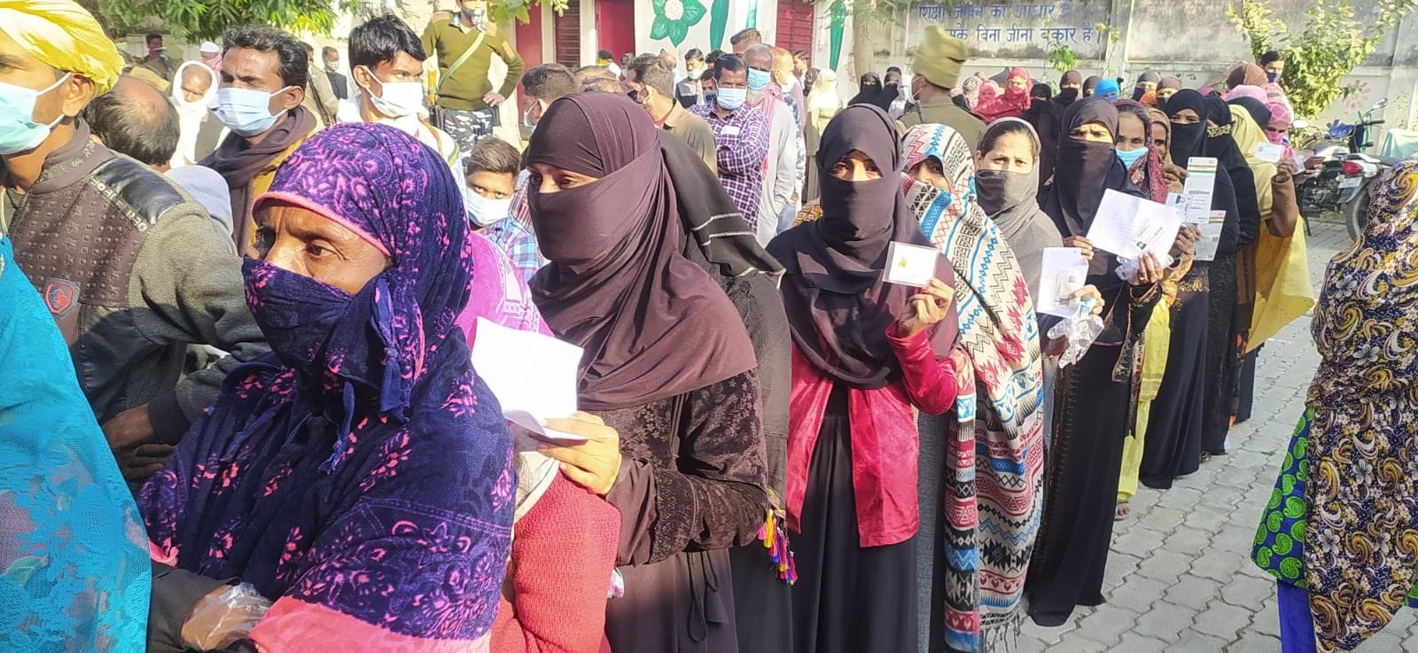 फोटो-20एयूआरपी-93- पूर्व माध्यमिक विद्यालय कस्बा खानपुर में लगी मतदाताओं की लाइन। संवाद फोटो-20एयूआरपी-93- पूर्व माध्यमिक विद्यालय कस्बा खानपुर में लगी मतदाताओं की लाइन। संवाद