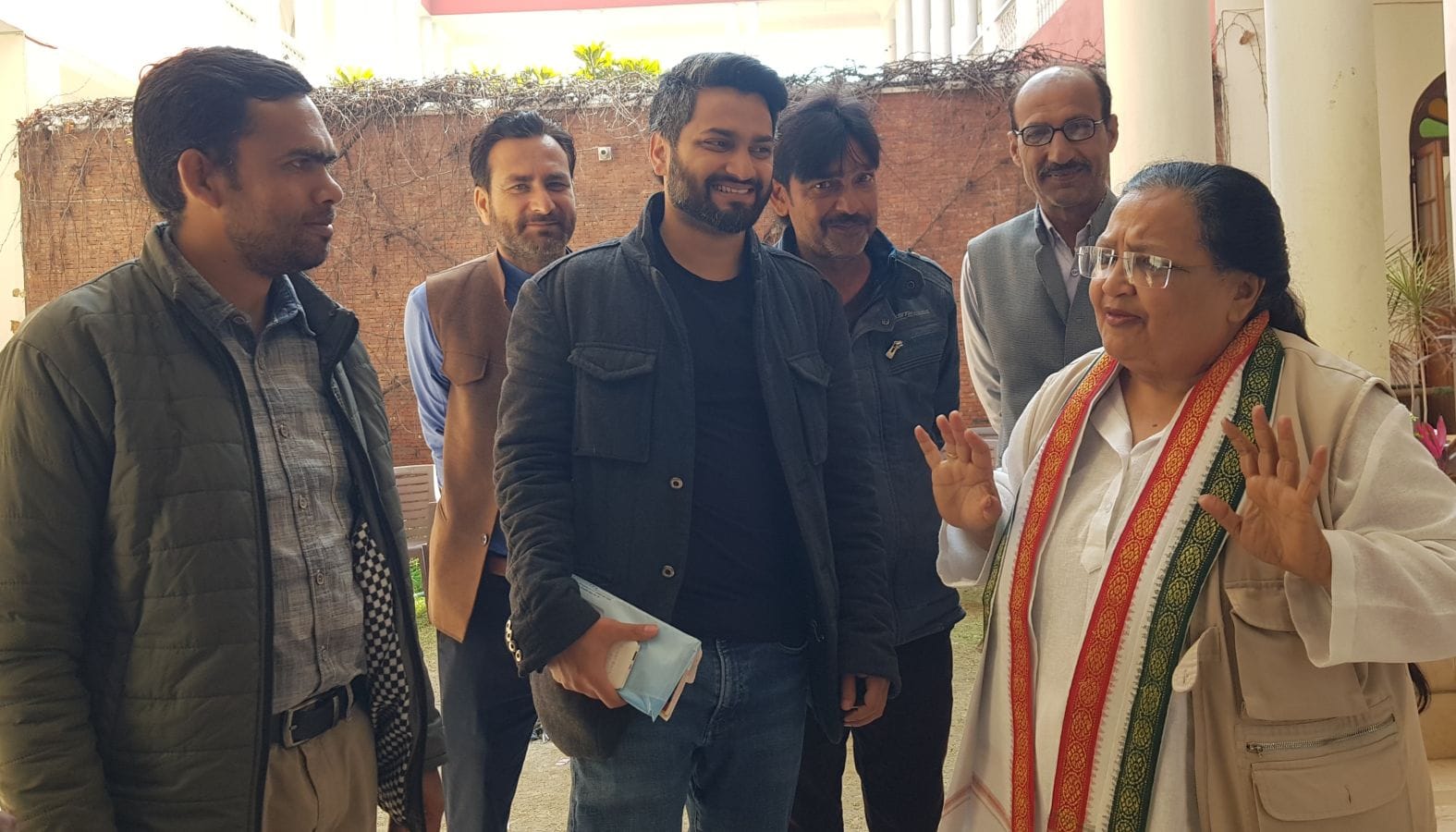 गांव पितौरा स्थित अपने आवास पर समर्थकों से बातें करतीं कांग्रेस प्रत्याशी लुईस खुर्शीद। संवाद गांव पितौरा स्थित अपने आवास पर समर्थकों से बातें करतीं कांग्रेस प्रत्याशी लुईस खुर्शीद। संवाद