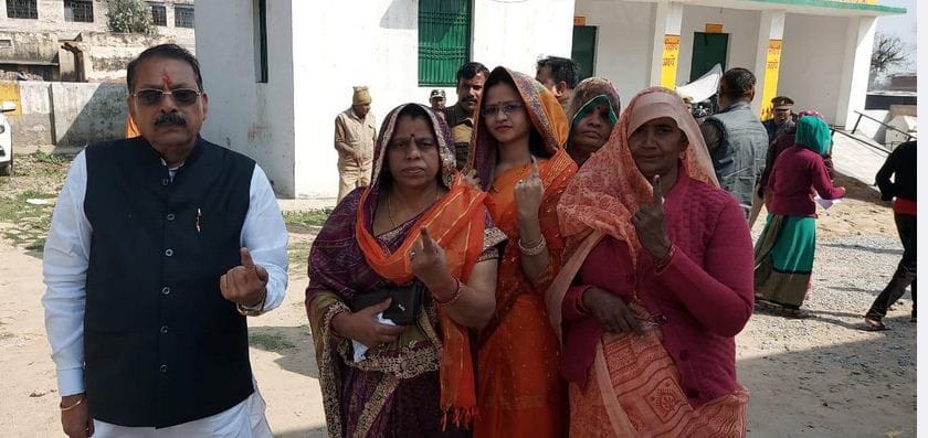 अपने परिवार संग वोट डालकर लौटते सिकंदराराऊ से भाजपा प्रत्याशी वीरेंद्र सिंह राना। संवाद अपने परिवार संग वोट डालकर लौटते सिकंदराराऊ से भाजपा प्रत्याशी वीरेंद्र सिंह राना। संवाद