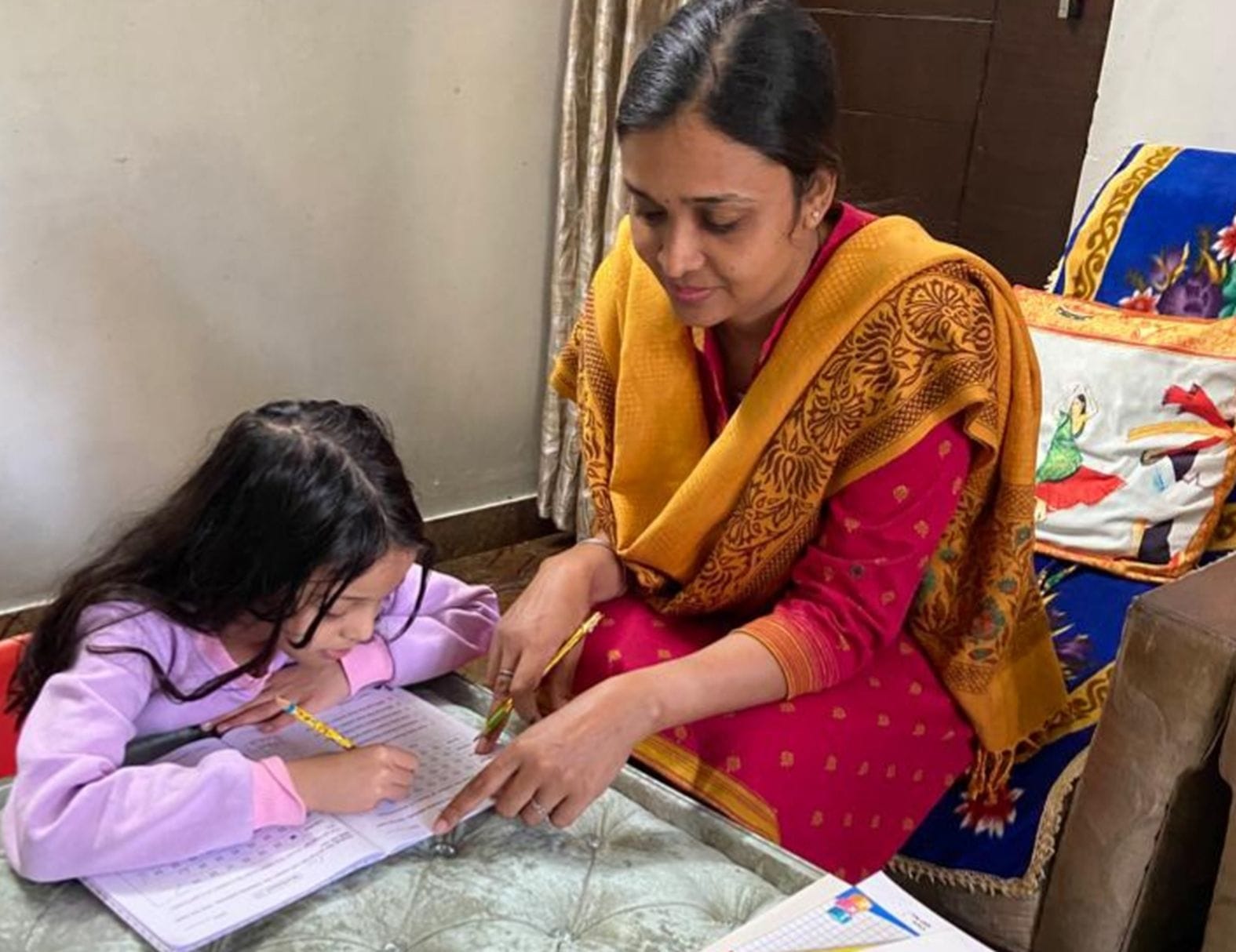 शहर की आवास विकास कालोनी स्थित अपने आवास पर बेटी को पढ़ातीं अपना दल प्रत्याशी डॉ. सुरभि। संवाद शहर की आवास विकास कालोनी स्थित अपने आवास पर बेटी को पढ़ातीं अपना दल प्रत्याशी डॉ. सुरभि। संवाद