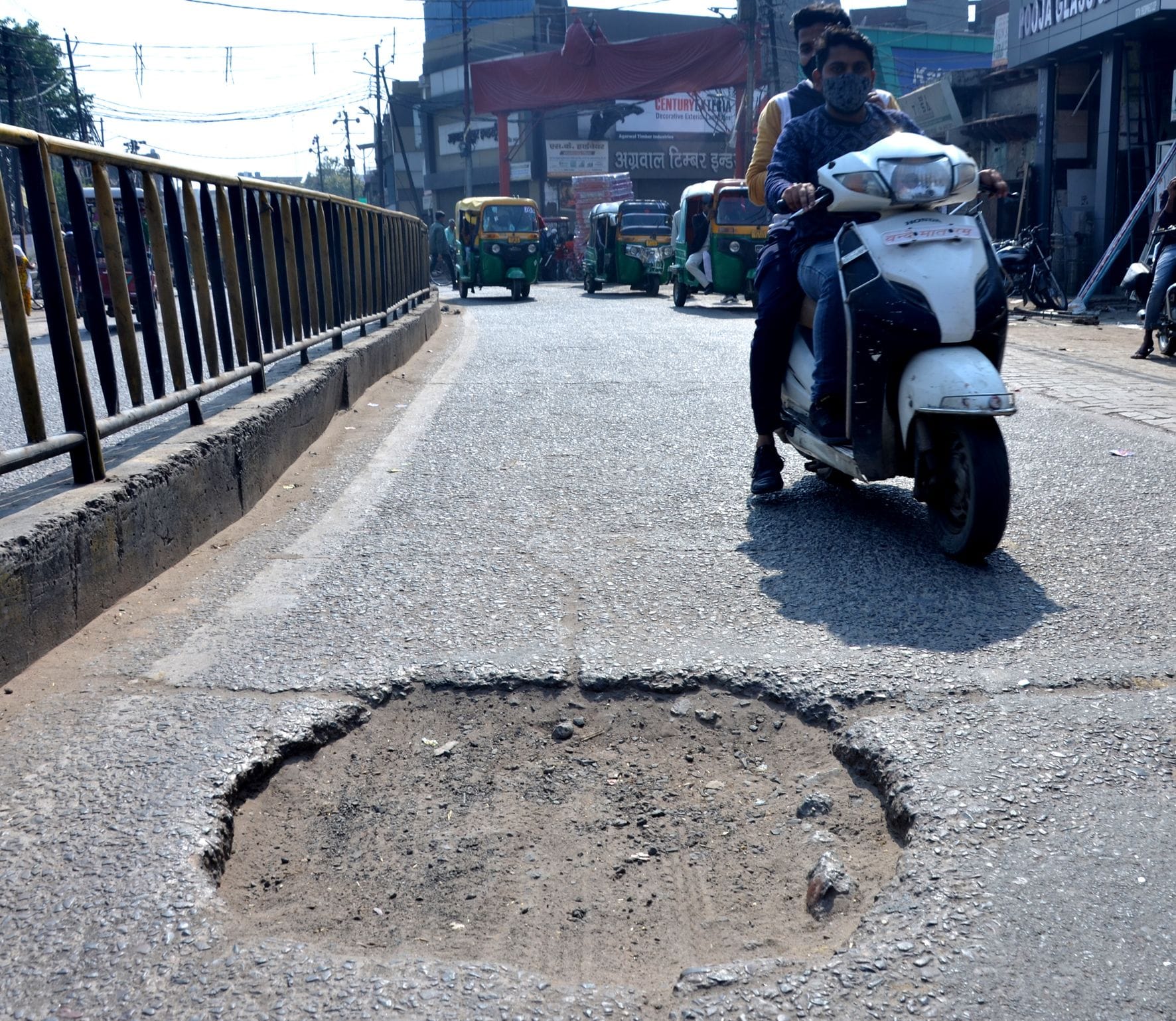 कंपनी बाग चौराहा आगरा रोड़ पर धसा पड़ा मेन होल। कंपनी बाग चौराहा आगरा रोड़ पर धसा पड़ा मेन होल।