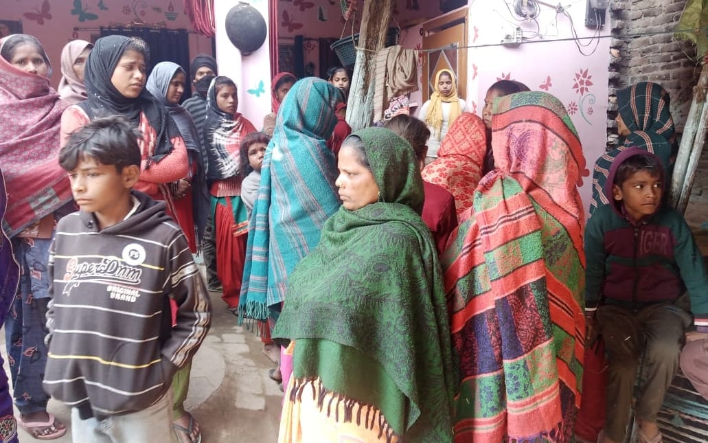 बिजनौर : कोतवाली देहात के गांव डेहरी में किशोरी की हत्या के बाद जमा भीड़। बिजनौर : कोतवाली देहात के गांव डेहरी में किशोरी की हत्या के बाद जमा भीड़।