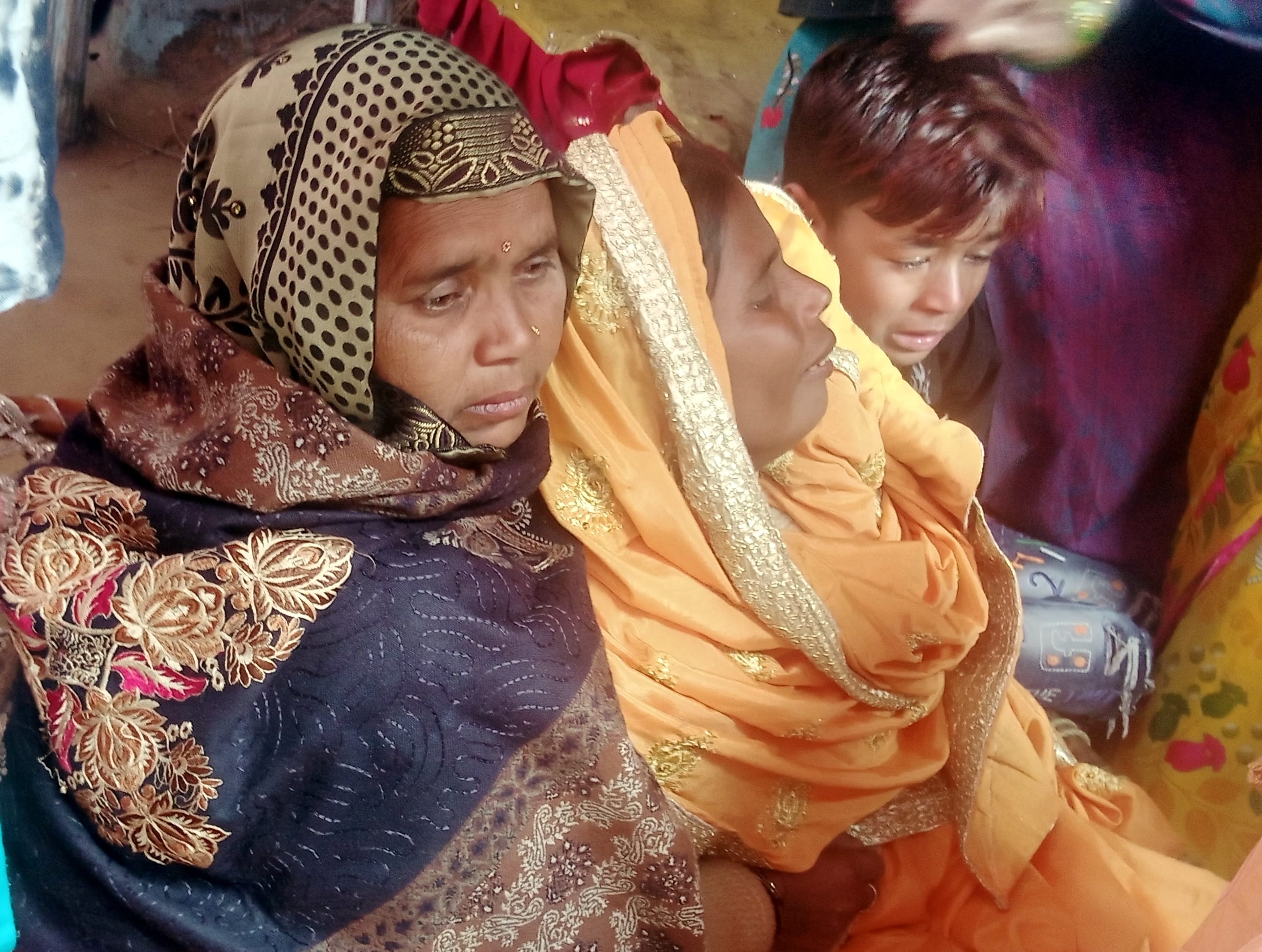 बिजनौर : कोतवाली देहात के गांव डेहरी में किशोरी की हत्या पर विलाप करते परिजन। बिजनौर : कोतवाली देहात के गांव डेहरी में किशोरी की हत्या पर विलाप करते परिजन।