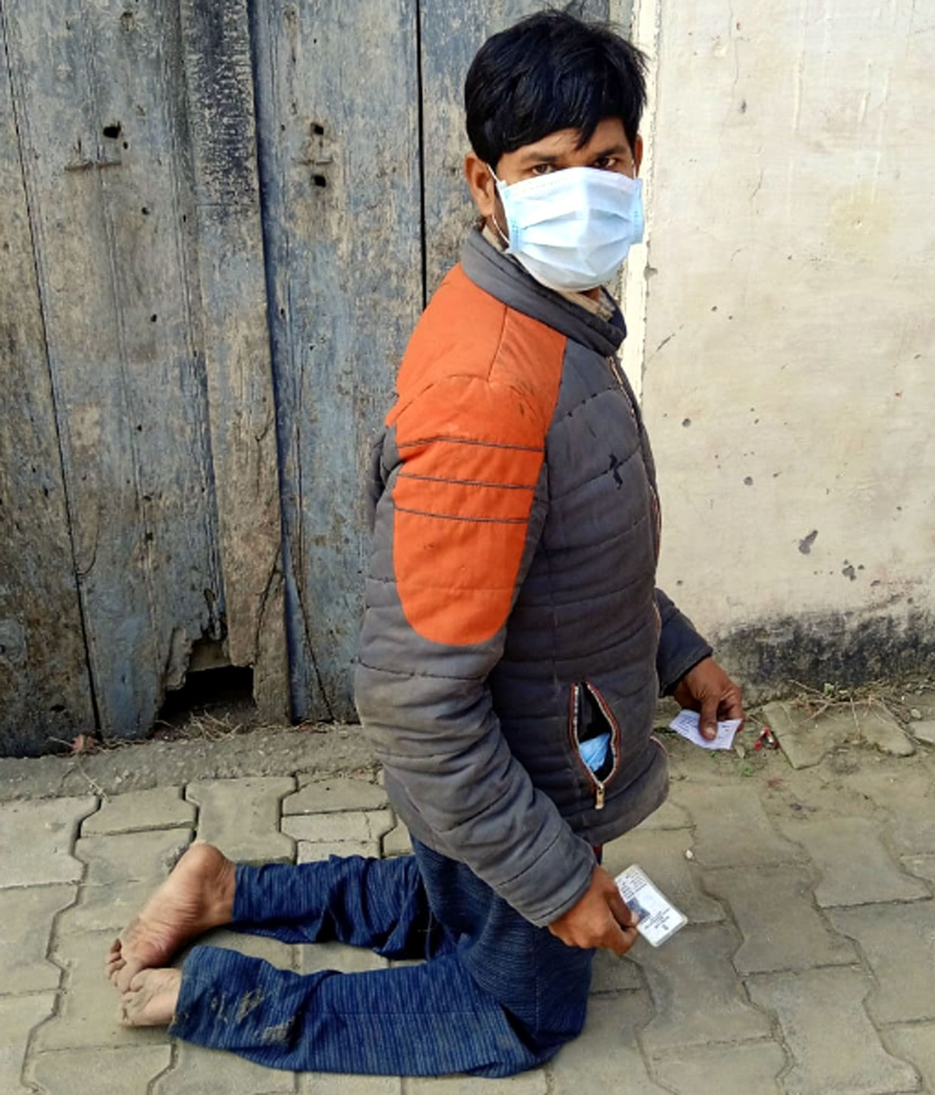 कासगंज गंजडुंडवारा में मतदान देने जाता दिव्यांग युवक इमरान