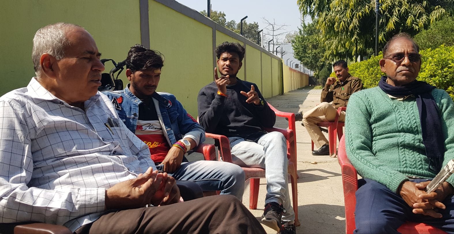 कायमगंज स्थित चुनाव कार्यालय में समर्थकों से बात करते बसपा प्रत्याशी दुर्गा प्रसाद। संवाद कायमगंज स्थित चुनाव कार्यालय में समर्थकों से बात करते बसपा प्रत्याशी दुर्गा प्रसाद। संवाद
