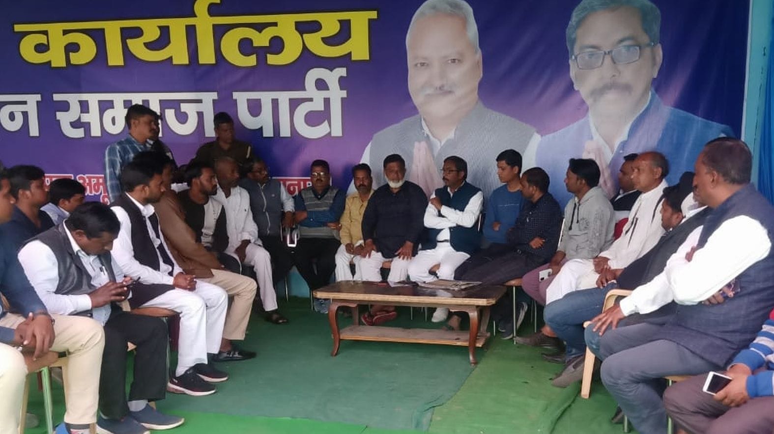 नेकपुर स्थित कार्यालय में समर्थकों के साथ बैठे बसपा प्रत्याशी विजय कटियार। संवाद नेकपुर स्थित कार्यालय में समर्थकों के साथ बैठे बसपा प्रत्याशी विजय कटियार। संवाद