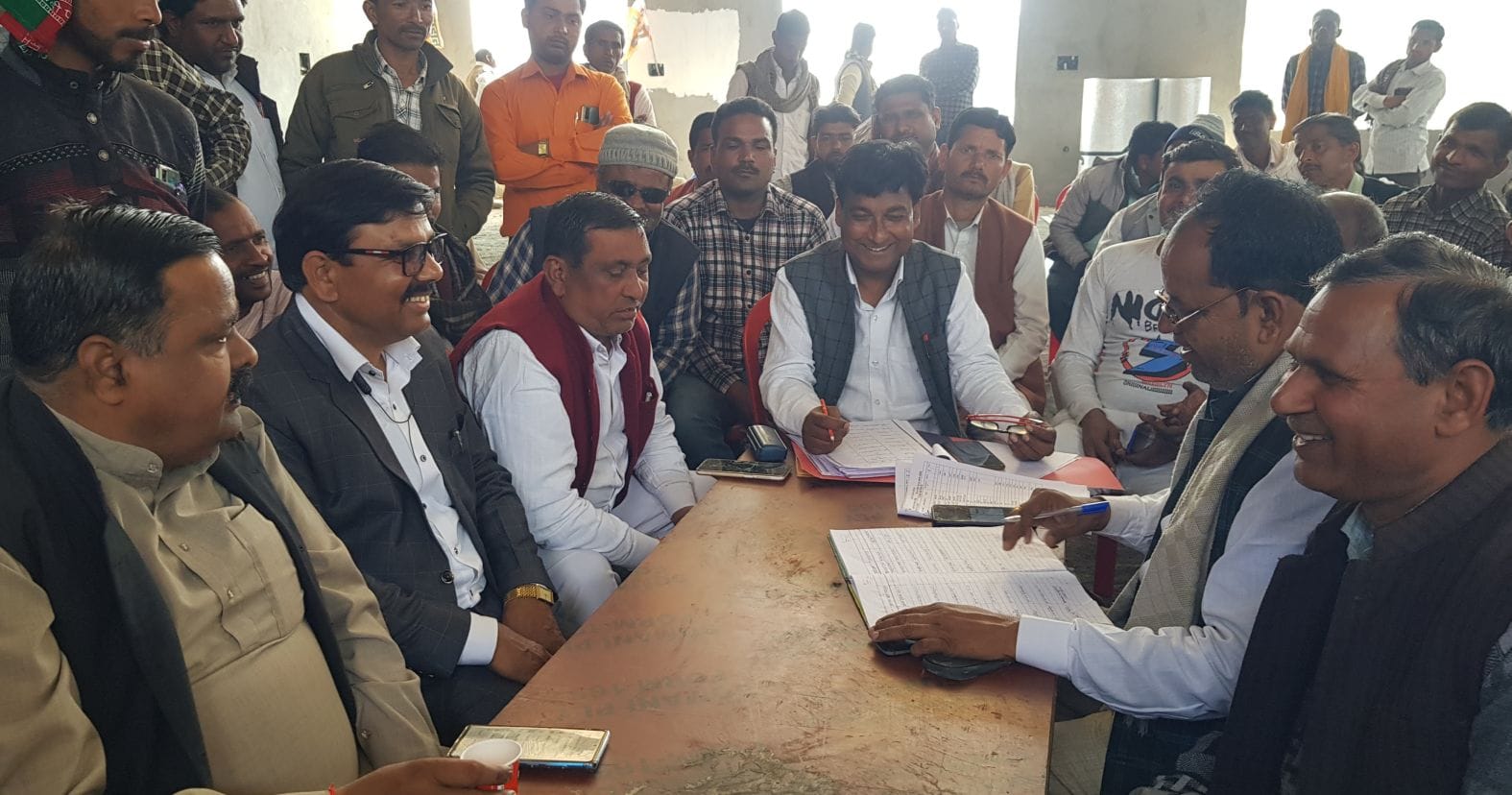 ायमगंज के कंपिल रोड पर चुनाव कार्यालय में समर्थकों से बातें करते सपा प्रत्याशी सर्वेश आंबेडकर। ? ायमगंज के कंपिल रोड पर चुनाव कार्यालय में समर्थकों से बातें करते सपा प्रत्याशी सर्वेश आंबेडकर। ?