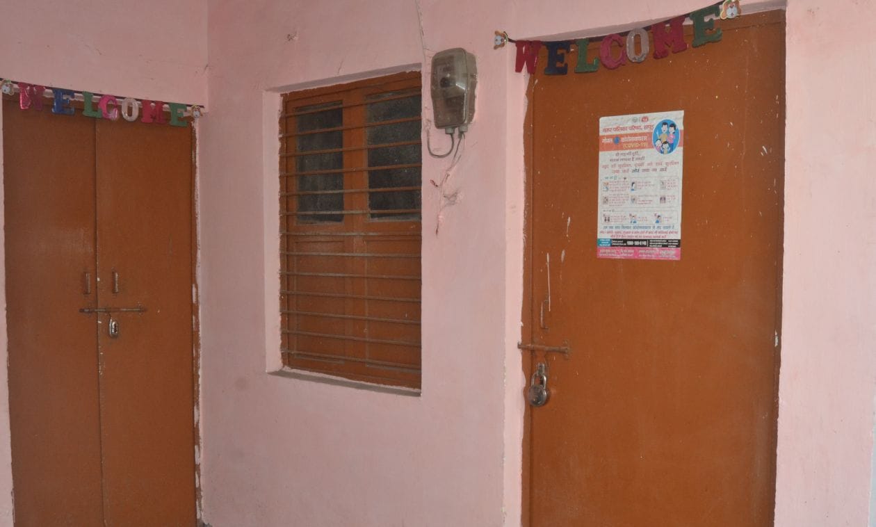 चुनाव में ड्यूटी लगने के कारण पुलिसकर्मियों के बिना मेरठ गेट पुलिस चौकी पर लगा ताला संवाद चुनाव में ड्यूटी लगने के कारण पुलिसकर्मियों के बिना मेरठ गेट पुलिस चौकी पर लगा ताला संवाद