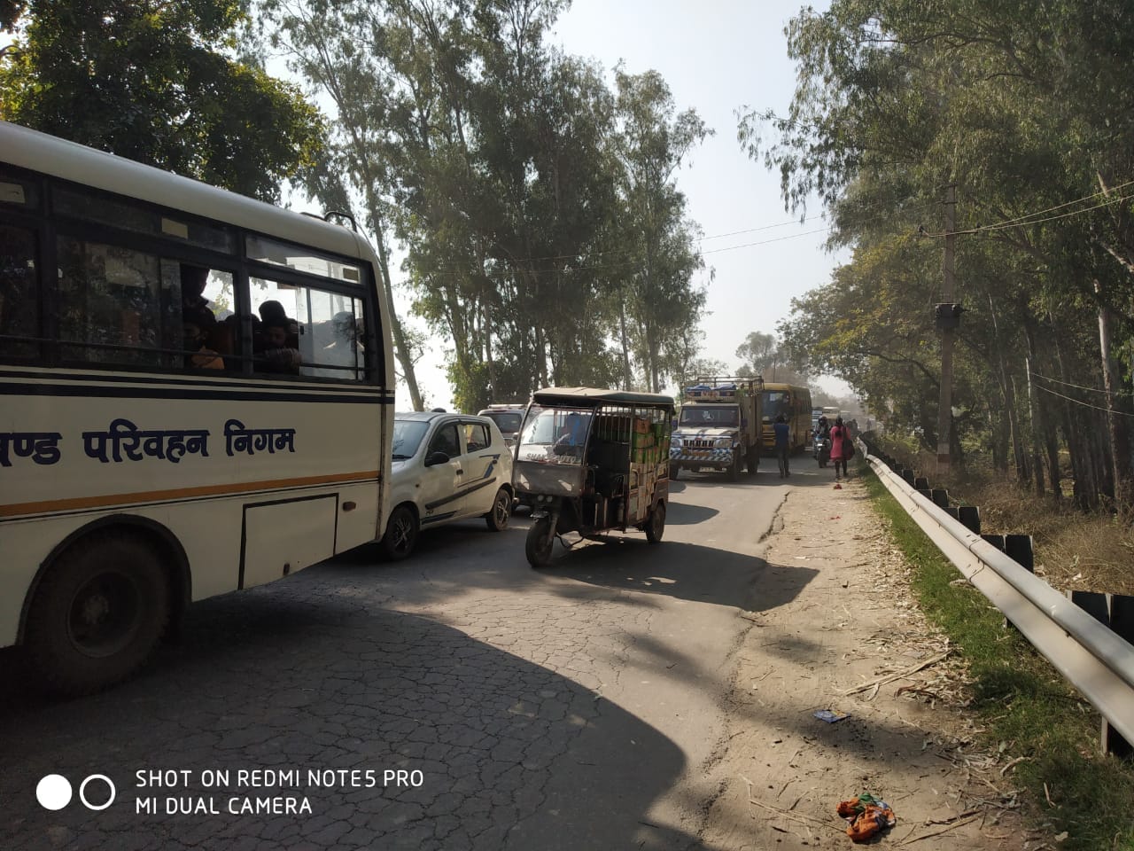 गागलहेड़ी में हिंडन के पुल पर लगे जाम में फंसे वाहन गागलहेड़ी में हिंडन के पुल पर लगे जाम में फंसे वाहन