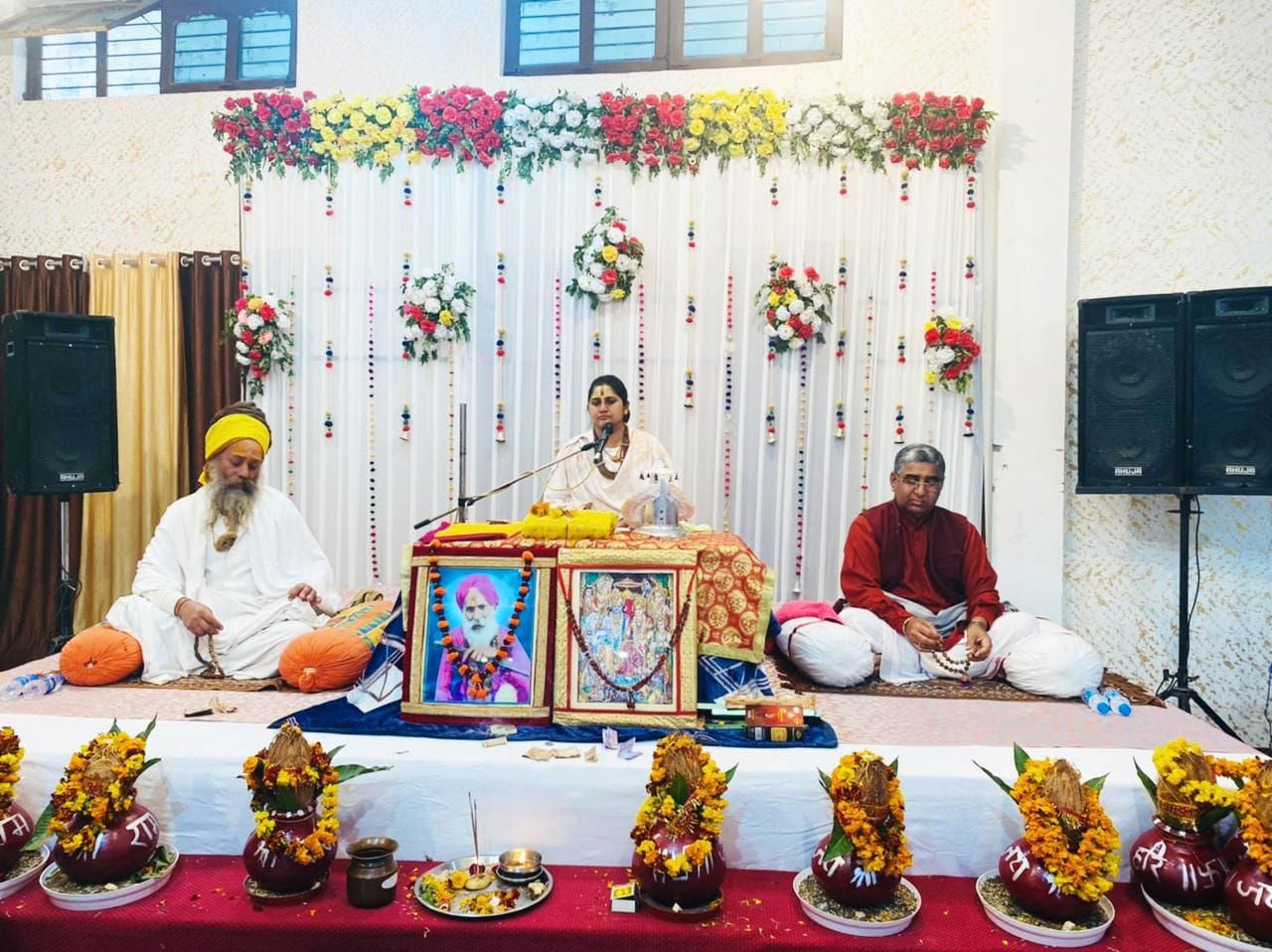 किच्छा के मलसागिरधरपुर में राम कथा करते महापुरुष साथ में स्वामी राजेंद्र कुमार महाराज