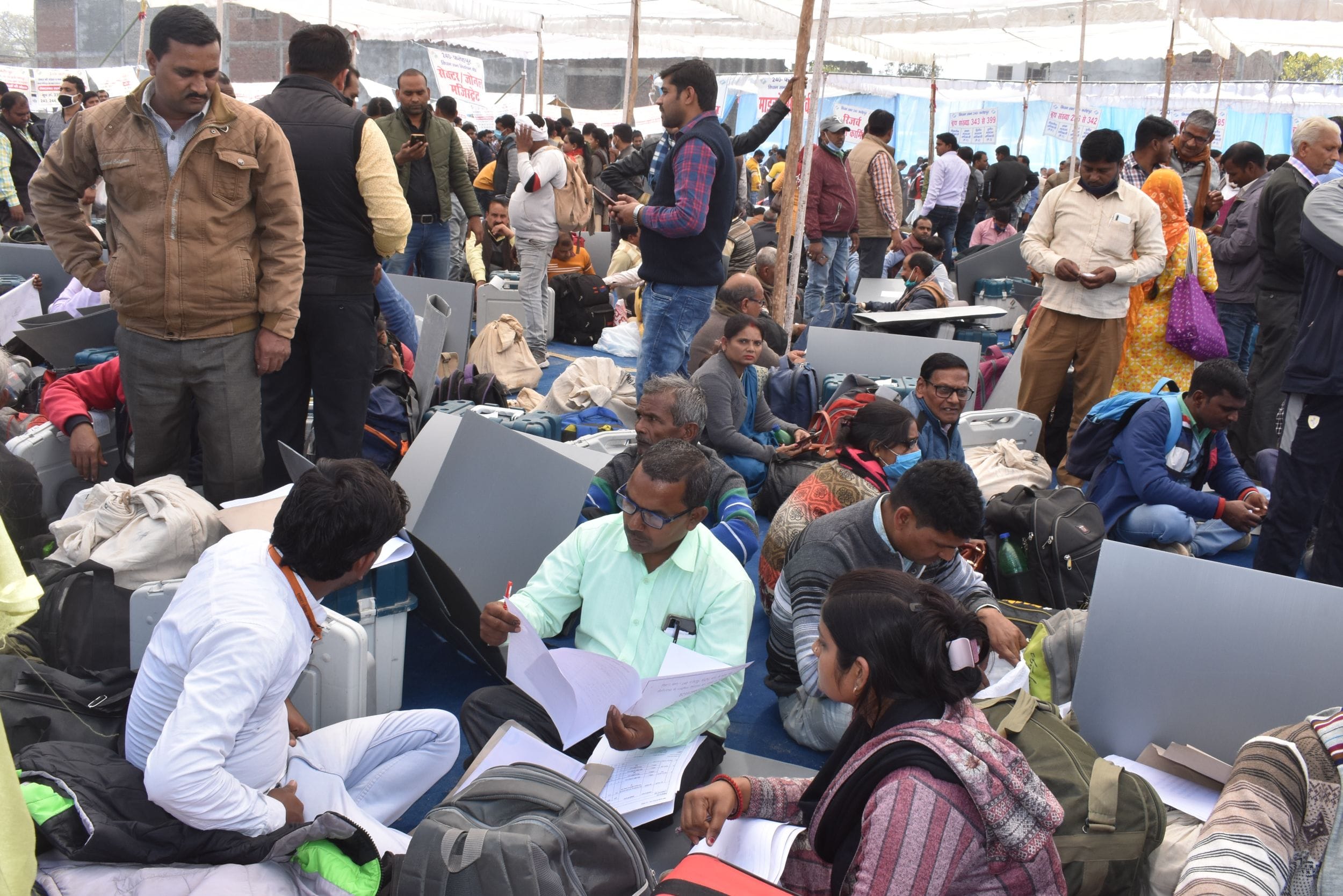 विज्ञान भवन में अभिलेख मिलाते मतदान कर्मी। संवाद